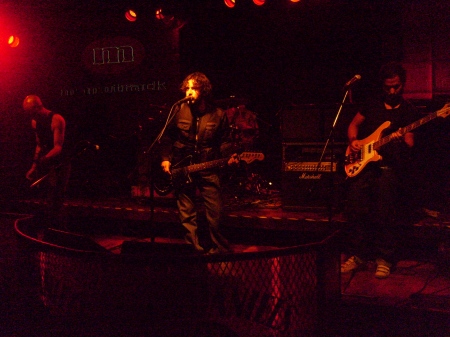La banda encargada de abrir la noche fue Monotrack, quienes con su rock/pop alternativo, lograron prender al público que iba repletando la pista
